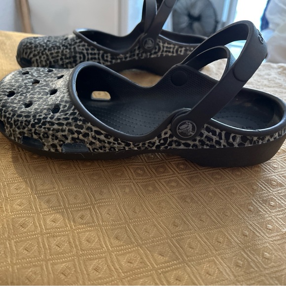 Crocs women's shoes in size 10. - Picture 2 of 7